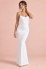 Abito lungo aderente bianco con scollo drappeggiato