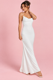 Robe longue blanche à col bénitier, dos nu et empiècement en dentelle | Vue en mouvement | Lounelle Paris