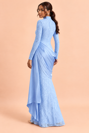 Robe longue moulante en dentelle bleu ciel à col montant et jupe drapée | Vue de dos | Lounelle Paris