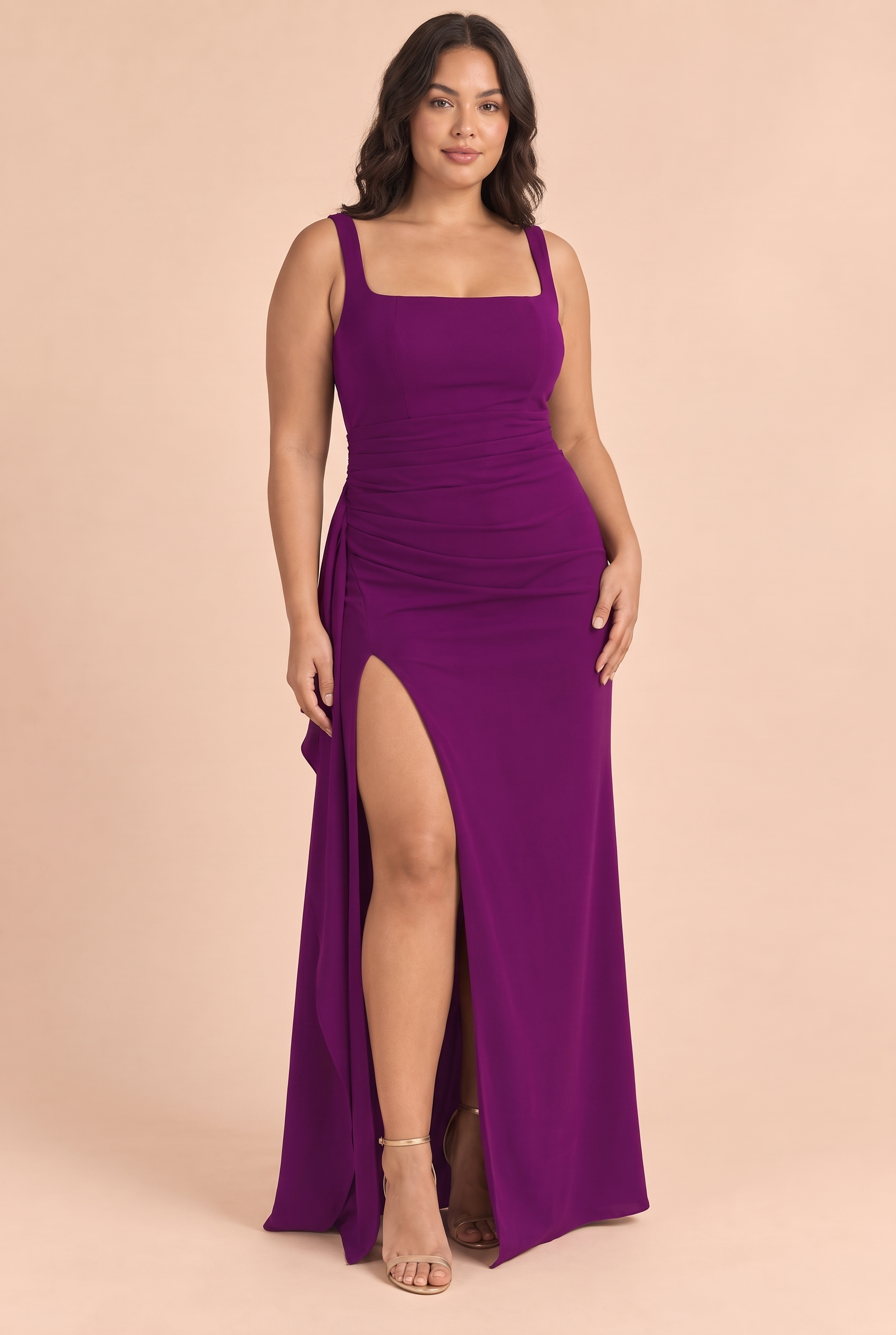 Robe longue violette à encolure carrée, dos plongeant et fente latérale sur la cuisse | Porté sur une silhouette plus ronde | Lounelle Paris