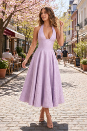 Robe midi violette en dentelle à décolleté plongeant | Photo lifestyle | Lounelle Paris