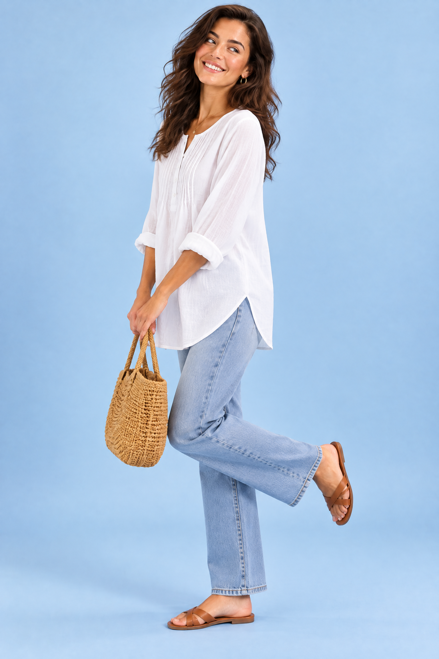 Blouse blanche en coton à col rond et patte de boutonnage plissée | Vue de dos | Lounelle Paris