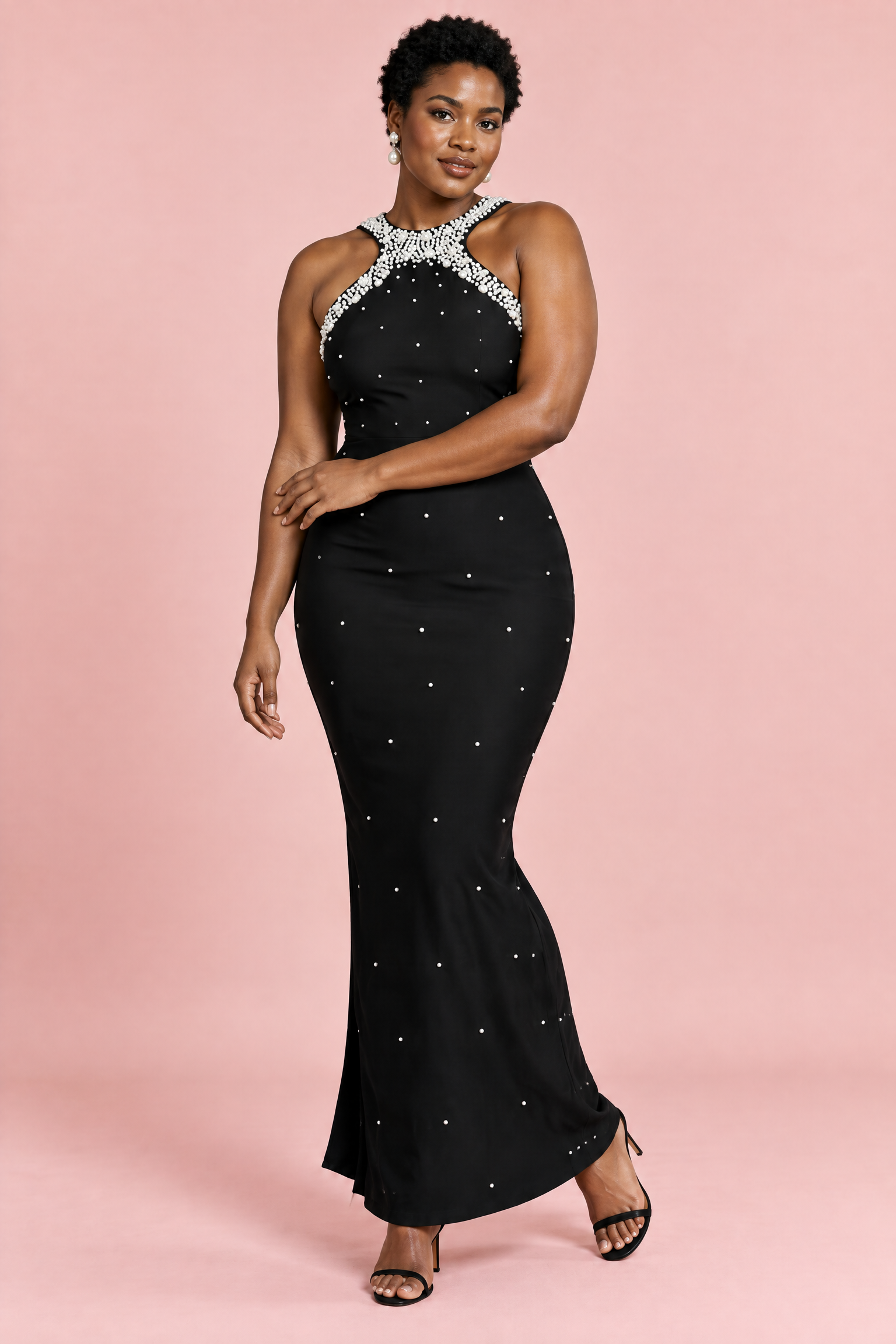 Robe longue noire à encolure américaine ornée de strass à la main | Porté sur une silhouette plus ronde | Lounelle Paris