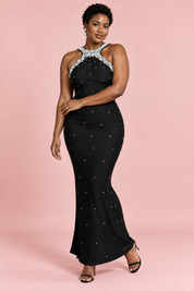 Robe longue noire à encolure américaine ornée de strass à la main | Porté sur une silhouette plus ronde | Lounelle Paris
