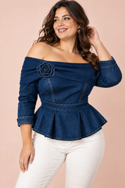 Blouse bleu foncé à épaules dénudées et basque | Porté sur une silhouette plus ronde | Lounelle Paris