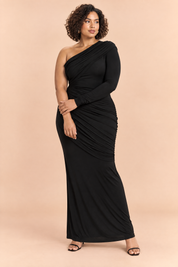 Robe longue noire à encolure asymétrique et détails froncés | Porté sur une silhouette plus ronde | Lounelle Paris