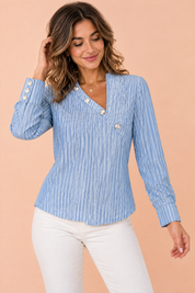 Blouse rayée asymétrique bleu clair | Vue rapprochée | Lounelle Paris
