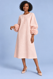 Robe midi rose coupe trapèze à manches bouffantes | Vue de face | Lounelle Paris