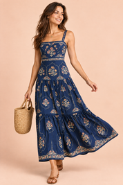 Robe longue bleu marine fleurie à volants | Vue en mouvement | Lounelle Paris