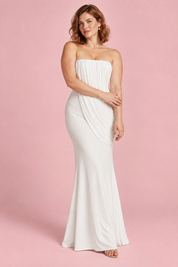 Robe longue blanche à col montant et détails volantés | Porté sur une silhouette plus ronde | Lounelle Paris