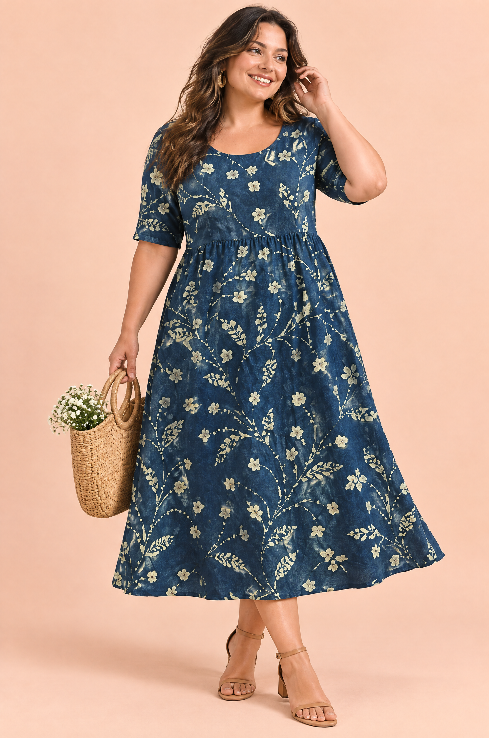 Robe midi trapèze à motif floral bleu marine | Porté sur une silhouette plus ronde | Lounelle Paris