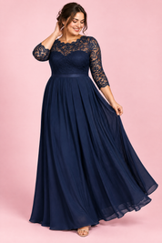 Robe longue bleu marine à empiècement en dentelle | Porté sur une silhouette plus ronde | Lounelle Paris