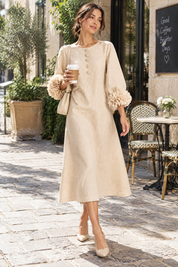Robe midi beige coupe trapèze à manches bouffantes | Photo lifestyle | Lounelle Paris