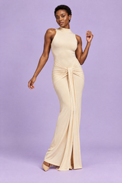 Robe longue beige à col rond avec fronces | Vue en mouvement | Lounelle Paris