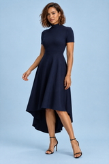 Abito midi blu navy a collo alto con orlo asimmetrico