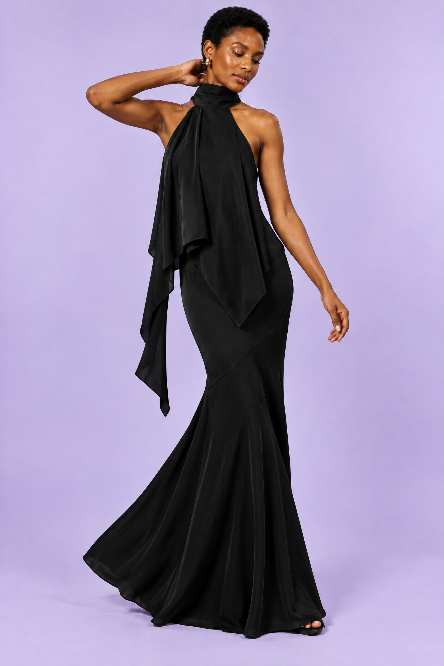 Jupe longue asymétrique noire à imprimé floral en satin mat | Vue en mouvement | Lounelle Paris
