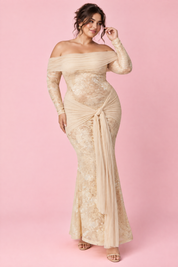 Robe longue beige en dentelle à col Bardot, avec détails froncés et lien à nouer | Porté sur une silhouette plus ronde | Lounelle Paris
