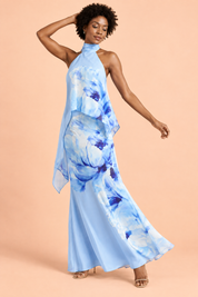 Jupe longue asymétrique bleue à imprimé floral en satin mat | Vue en mouvement | Lounelle Paris