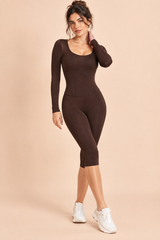 Tuta marrone aderente con scollo tondo ed effetto corsetto