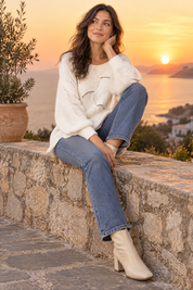 Pull blanc oversize ajouré à col bateau | Deuxième photo lifestyle | Lounelle Paris