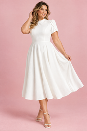 Robe midi blanche à col montant et manches bouffantes | Porté sur une silhouette plus ronde | Lounelle Paris