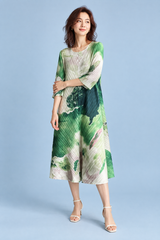 Abito midi plissettato verde con stampa astratta