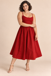 Robe midi rouge plissée évasée | Porté sur une silhouette plus ronde | Lounelle Paris