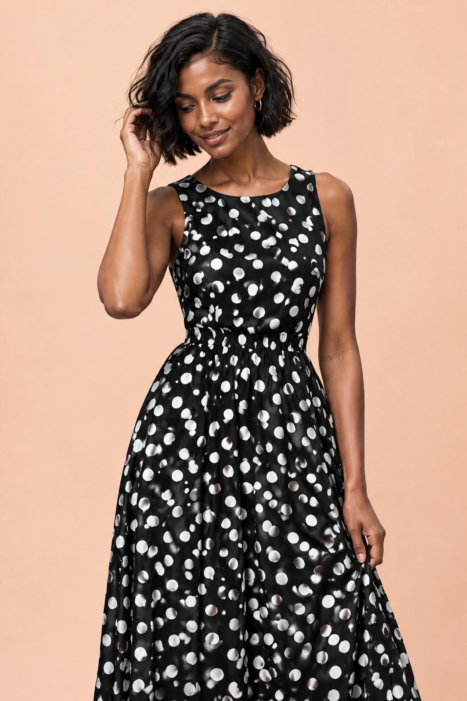 Robe longue noire à pois avec col montant et détails drapés | Vue rapprochée | Lounelle Paris