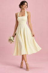 Vestito midi giallo tenue con gonna svasata e scollo quadrato