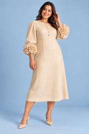 Robe midi beige coupe trapèze à manches bouffantes | Porté sur une silhouette plus ronde | Lounelle Paris