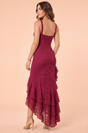 Robe longue en dentelle bordeaux à décolleté plongeant et volants | Vue de dos | Lounelle Paris