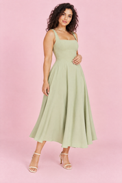 Robe midi verte à fines bretelles et ourlet ample | Porté sur une autre silhouette | Lounelle Paris