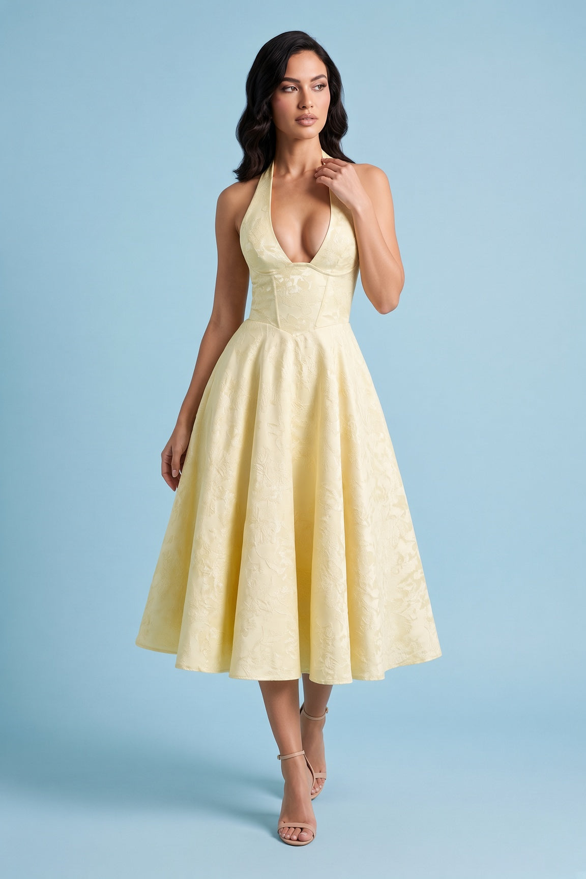 Robe midi jacquard à encolure dos nu jaune | Vue en mouvement | Lounelle Paris
