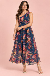 Robe longue fleurie bleue à une épaule, coupe trapèze | Porté sur une autre silhouette | Lounelle Paris