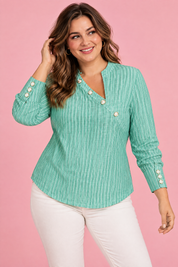 Blouse rayée asymétrique vert clair | Porté sur une silhouette plus ronde | Lounelle Paris