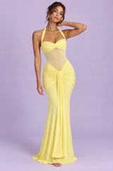 Abito lungo giallo aderente con scollatura all’americana e arricciature