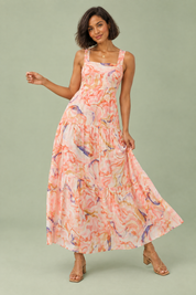 Robe midi rose à imprimé porcelaine et encolure carrée | Vue en mouvement | Lounelle Paris