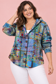 Gilet à capuche bleu à fleurs | Porté sur une silhouette plus ronde | Lounelle Paris