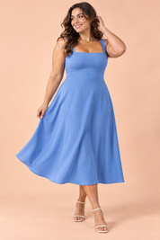 Robe midi bleue à fines bretelles et jupe évasée | Porté sur une silhouette plus ronde | Lounelle Paris