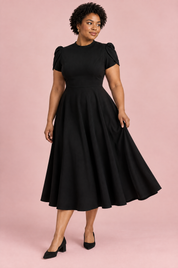 Robe midi noire à col montant et manches bouffantes | Porté sur une silhouette plus ronde | Lounelle Paris