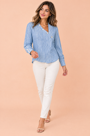Blouse rayée asymétrique bleu clair | Vue en mouvement | Lounelle Paris