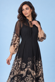 Robe longue noire fluide à manches longues | Vue rapprochée | Lounelle Paris