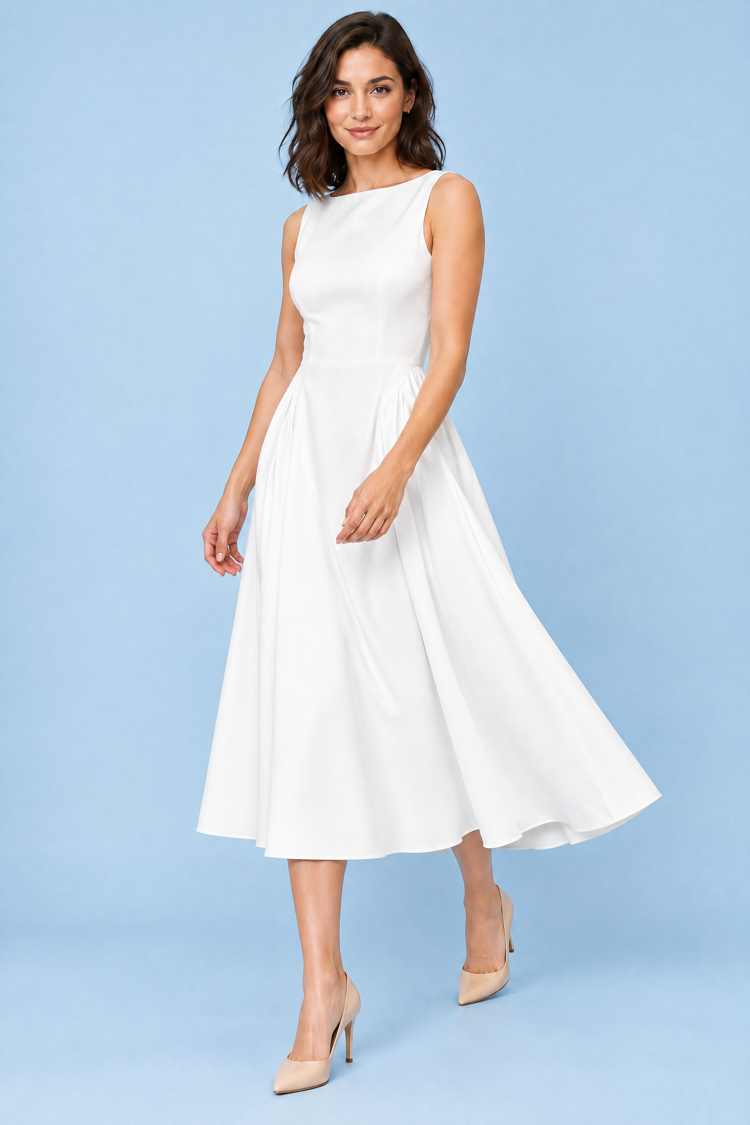 Robe blanche à encolure bateau et coupe trapèze | Vue en mouvement | Lounelle Paris