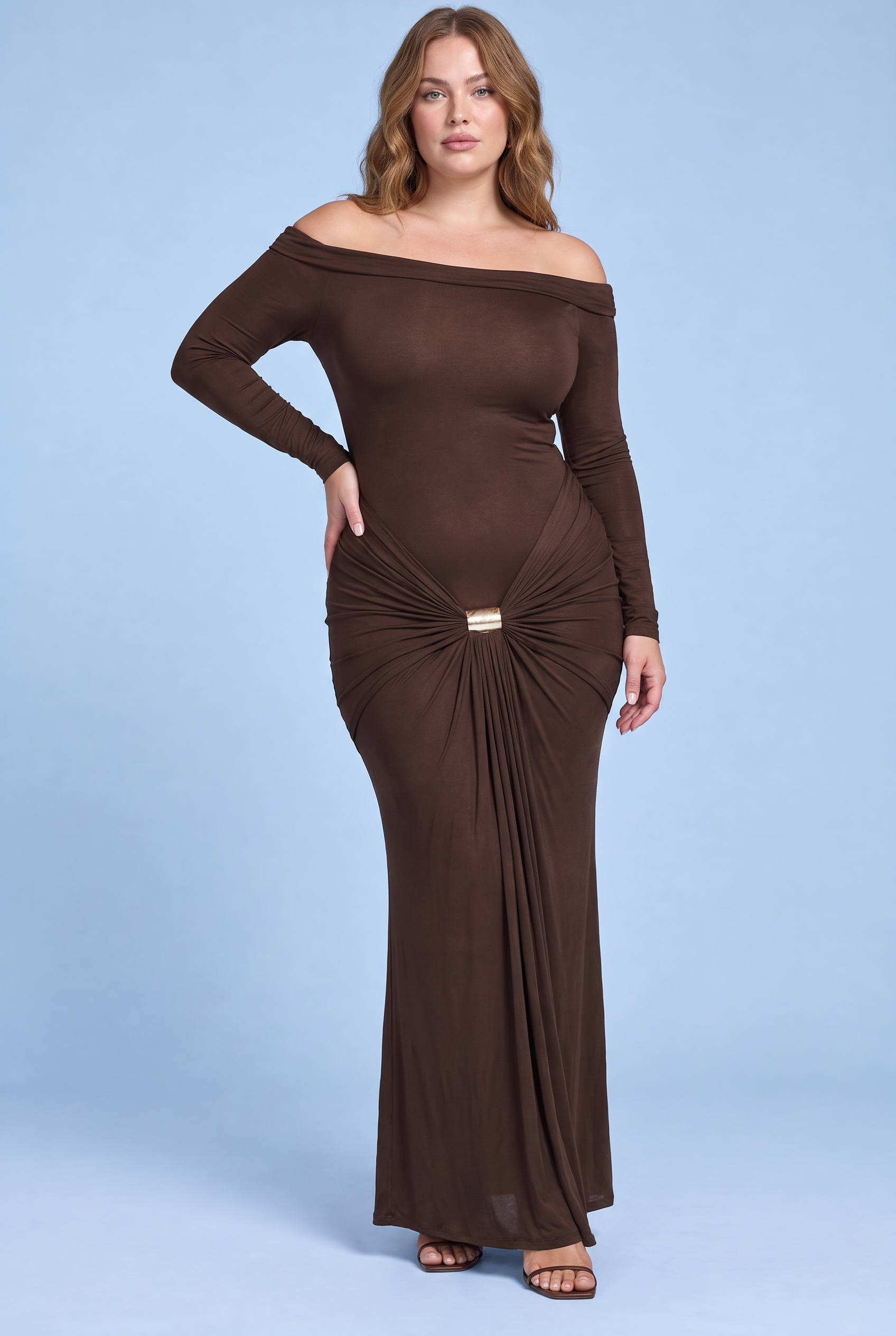 Robe longue marron foncé asymétrique à fronces et drapé | Porté sur une autre silhouette | Lounelle Paris