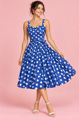Abito corto blu a pois, linea ad A e scollo a cuore