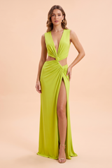 Abito lungo verde con scollo asimmetrico, cut-out sul busto e dettagli dorati