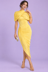 Abito giallo asimmetrico drappeggiato