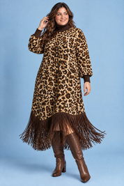 Robe longue imprimée léopard à franges | Porté sur une silhouette plus ronde | Lounelle Paris
