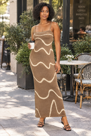 Robe longue rayée dos nu kaki | Photo lifestyle | Lounelle Paris