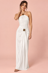 Abito lungo bianco con scollo all'americana e arricciature